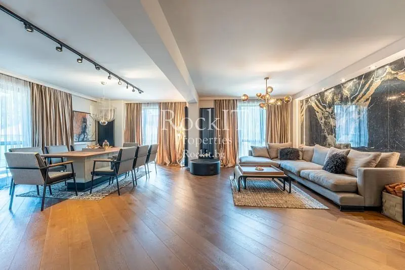 Soggiorno; pavimento in legno, luce naturale, stile moderno