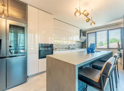 Cucina; elettrodomestici, luce naturale, stile moderno