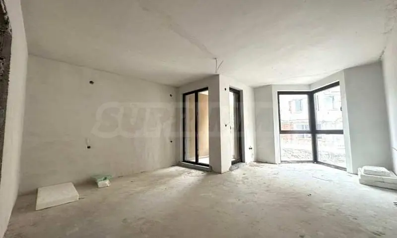 Autre; nécessite rénovation, lumière naturelle