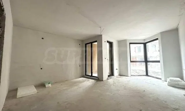 Autre; nécessite rénovation, lumière naturelle