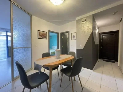 Jídelna; dlažba, přirozené světlo