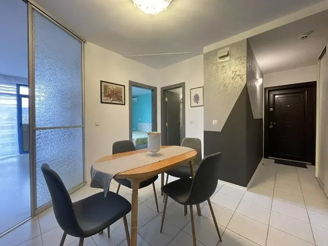 Jídelna; dlažba, přirozené světlo