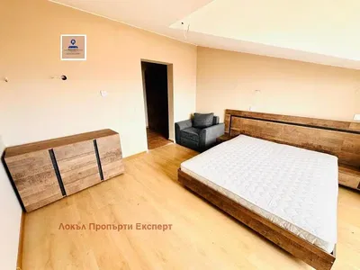 Спаваћа соба; дрвени под, природно светло