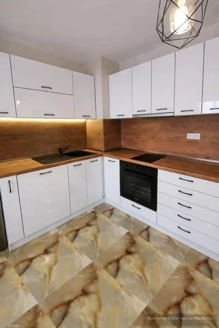 Cuisine; électroménager, carrelage, rénové, lumière naturelle, style moderne