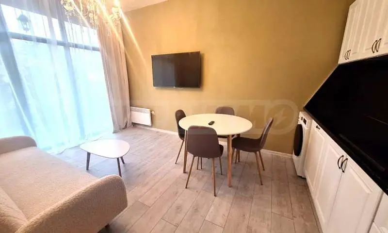 Obývací pokoj; dřevěná podlaha, přirozené světlo