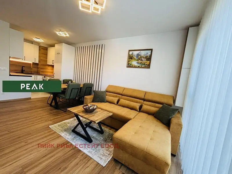 Soggiorno; stile moderno, pavimento in legno, luce naturale