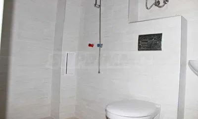 Aseo; suelo de baldosas, luz natural, renovado