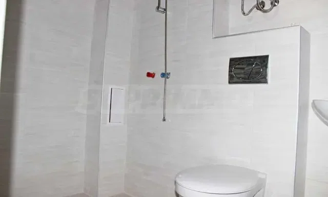 Toaleta; dlažba, přirozené světlo, po rekonstrukci