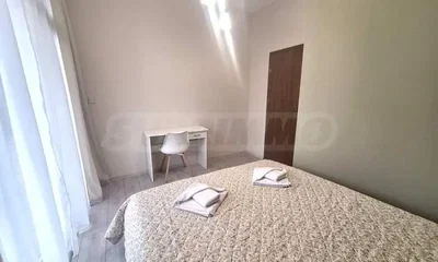 Ložnice; přirozené světlo, dlažba