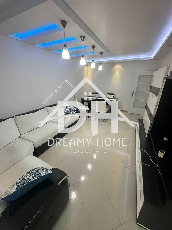 Wohnzimmer; fliesenboden, tageslicht