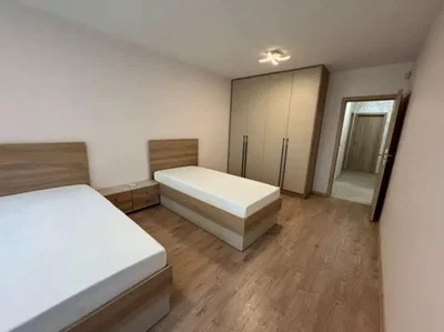 Camera da letto; pavimento in legno, luce naturale