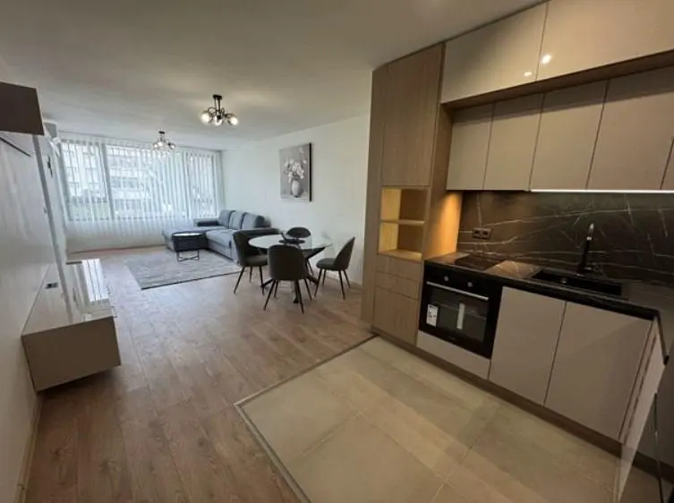 Soggiorno; elettrodomestici, luce naturale, stile moderno, pavimento in legno, pavimento in piastrelle