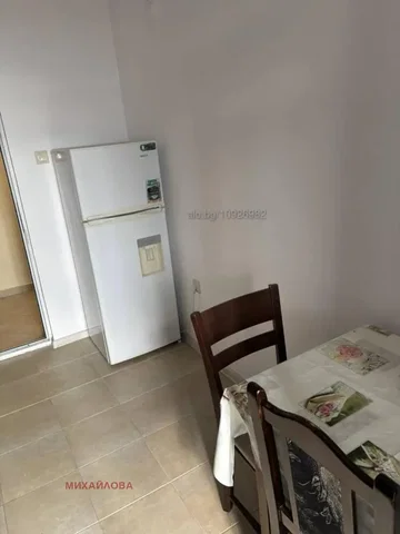 Cucina; elettrodomestici, pavimento in piastrelle