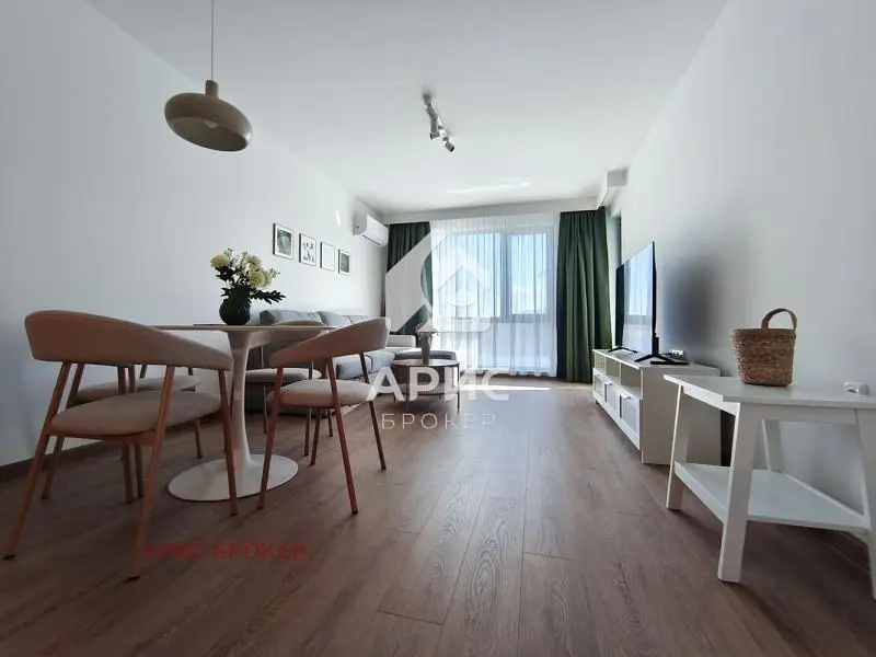 Soggiorno; pavimento in legno, luce naturale, stile moderno