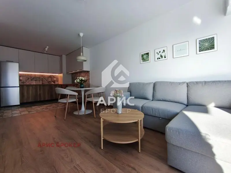 Soggiorno; pavimento in legno, stile moderno, luce naturale