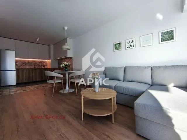 Sala de estar; chão de madeira, estilo moderno, luz natural