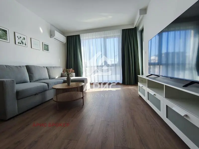 Soggiorno; luce naturale, pavimento in legno, stile moderno