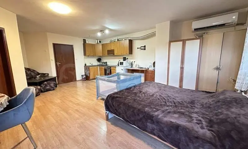 غرفة نوم; أرضية خشبية, ضوء طبيعي