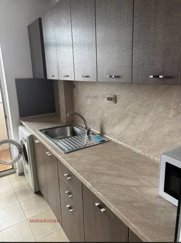 Cucina; pavimento in piastrelle, elettrodomestici