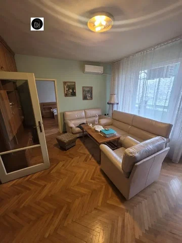 Σαλόνι; ξύλινο πάτωμα, φυσικό φως