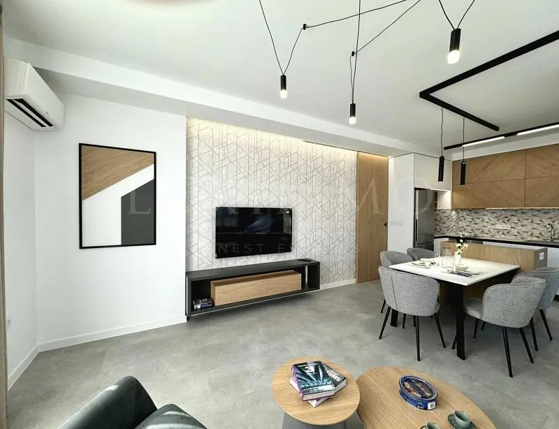 Soggiorno; stile moderno, luce naturale, pavimento in legno