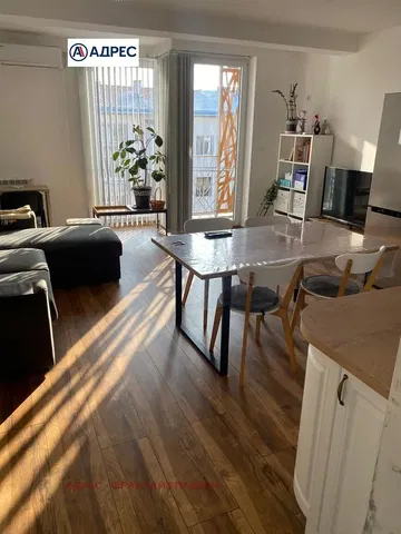 Sala de estar; vista, chão de madeira, luz natural