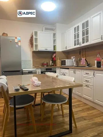 Cozinha; eletrodomésticos, chão de madeira, luz natural