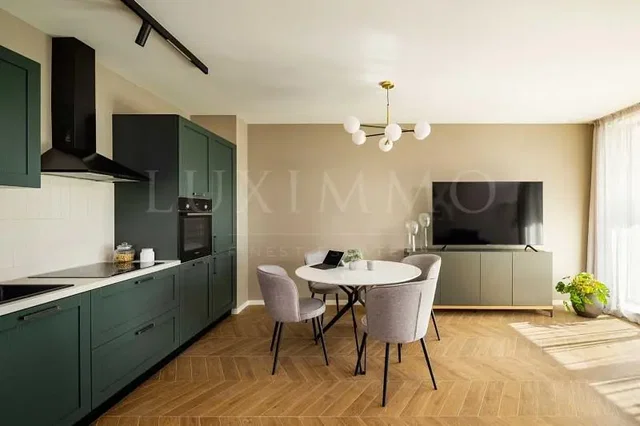 Kuchyně; kuchyňské spotřebiče, přirozené světlo, moderní styl