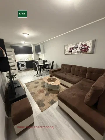 Soggiorno; stile moderno, pavimento in piastrelle, luce naturale, elettrodomestici