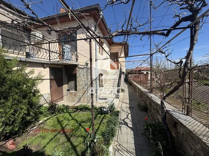 Dům a okolí; přirozené světlo