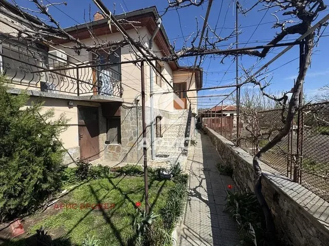 Dům a okolí; přirozené světlo