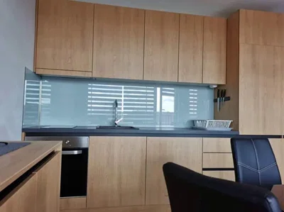 Küche; küchengeräte, tageslicht, moderner stil