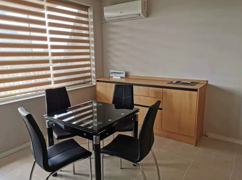 Esszimmer; fliesenboden, tageslicht