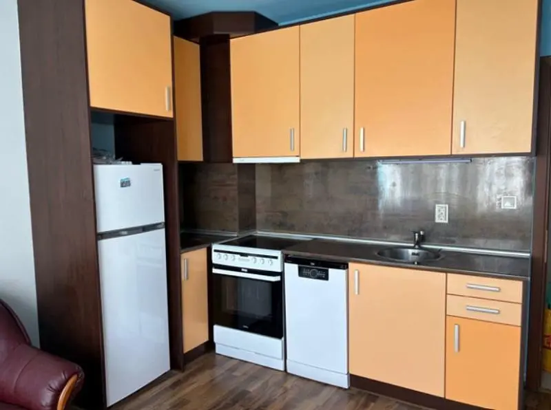 Cucina; elettrodomestici, pavimento in piastrelle