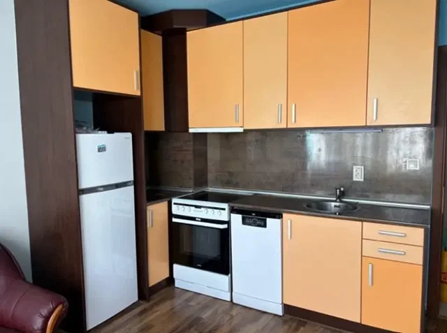 Cucina; elettrodomestici, pavimento in piastrelle