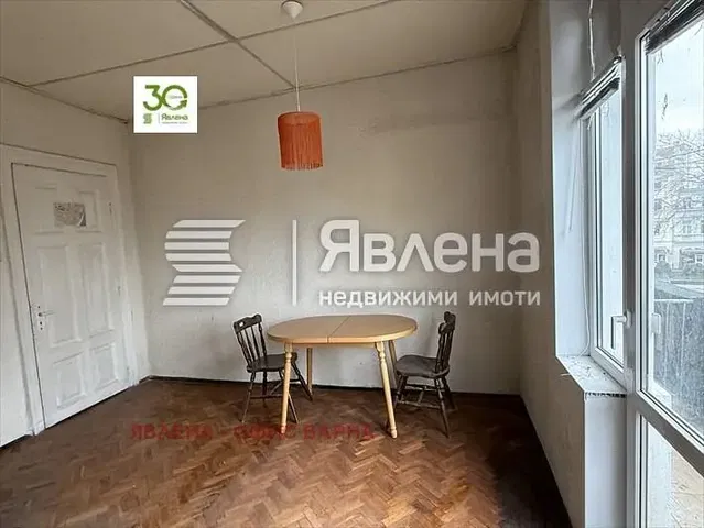 Ostatní; dřevěná podlaha, přirozené světlo, výhled