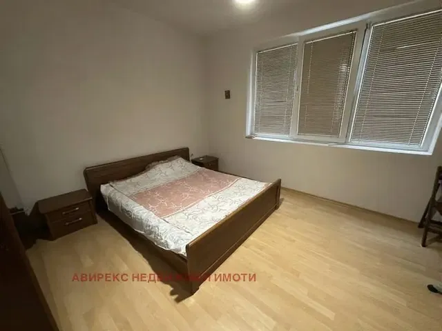 غرفة نوم; أرضية خشبية, ضوء طبيعي, أسلوب عصري