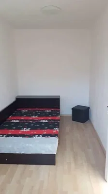 Schlafzimmer; holzboden, tageslicht