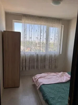 Camera da letto; luce naturale, pavimento in legno