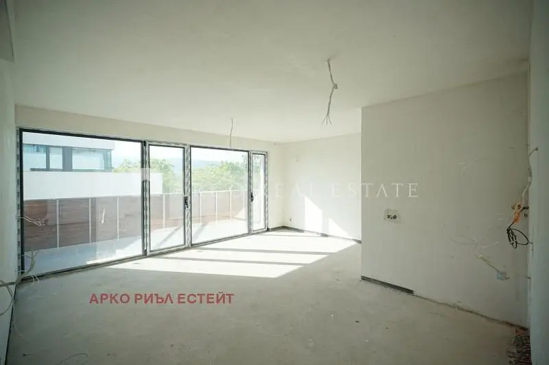 Obývací pokoj; výhled, přirozené světlo, nutná rekonstrukce