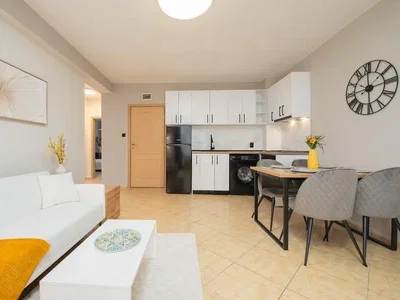 Obývací pokoj; dlažba, kuchyňské spotřebiče, přirozené světlo, moderní styl