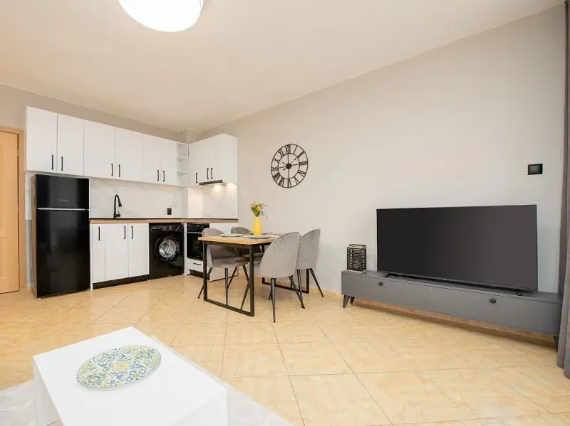 Kuchyně; kuchyňské spotřebiče, dlažba, přirozené světlo, moderní styl