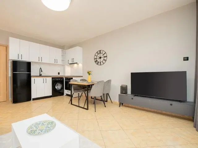 Kuchyně; kuchyňské spotřebiče, dlažba, přirozené světlo, moderní styl