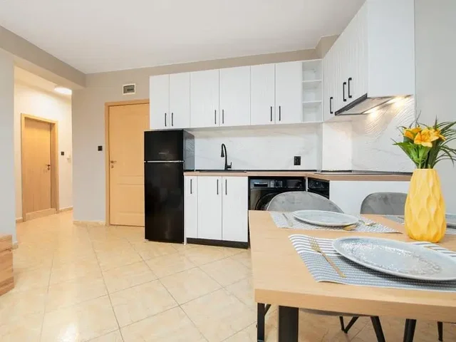 Kuchyně; kuchyňské spotřebiče, dlažba, přirozené světlo, moderní styl