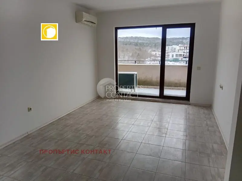 Obývací pokoj; dlažba, výhled, přirozené světlo