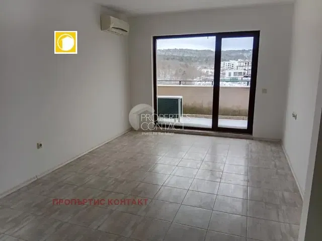 Obývací pokoj; dlažba, výhled, přirozené světlo