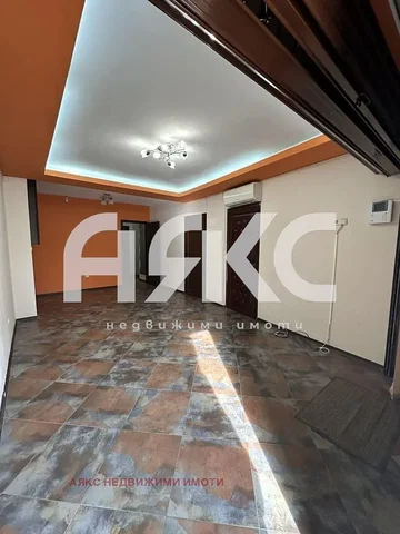 Ostatní; dlažba, přirozené světlo