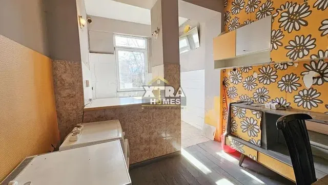 Κουζίνα; χρειάζεται ανακαίνιση, ξύλινο πάτωμα, φυσικό φως