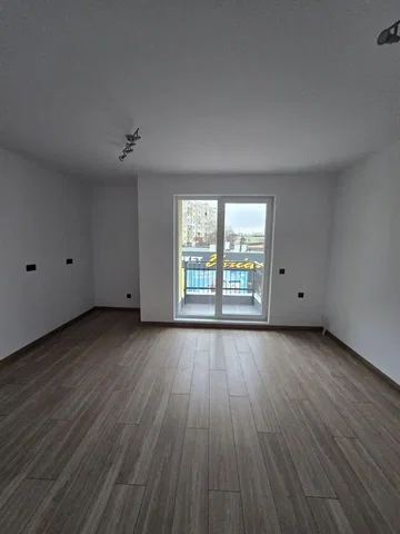 Obývací pokoj; dřevěná podlaha, výhled, přirozené světlo