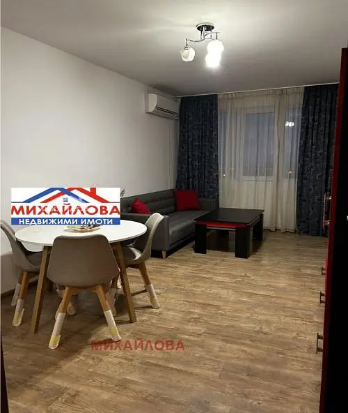 Wohnzimmer; holzboden, tageslicht